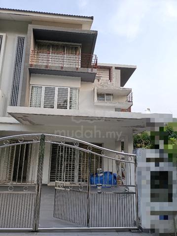 Puchong PUTRA PRIMA 2.5 storey corner terrace house for rent 1