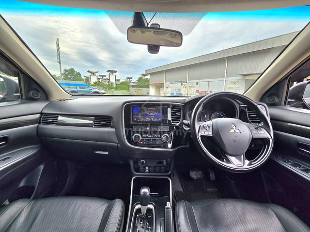 TRUE YEAR 2017 Mitsubishi OUTLANDER 2.0 AWD (A) - 4
