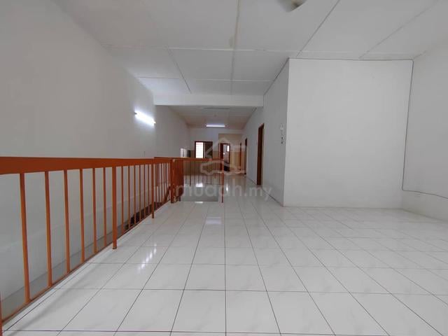 【 upper floor, metal grille ,tiles flooring 】 Rawang Putra Townhouse 1