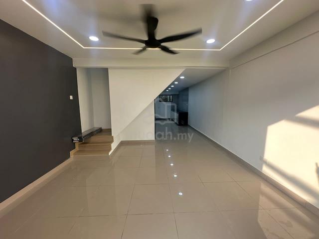 Jalan Persisiran Taman Perling 1