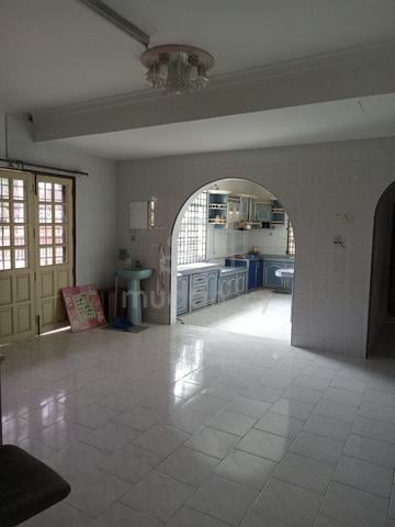 Rumah sewa di Jalan Abdul Rahman, Muar 1