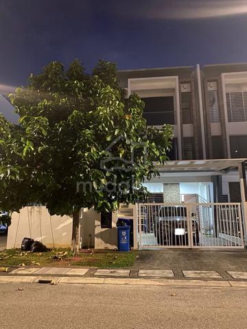 Setia Utama 2, Setia Alam 3 Storey House For Sale (end Lot) 1