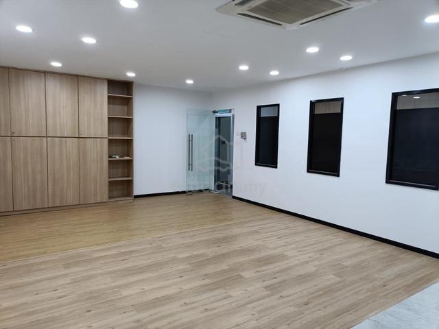 Taman Molek/ First Floor Full Furnished Office/ Johor Bahru 1