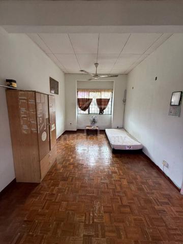 Partially Furnished Selangor Semenyih Room For Rent 1