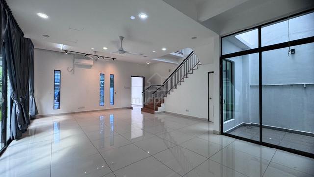 Double Storey Cluster House / Grey Stone / 5R4B 1