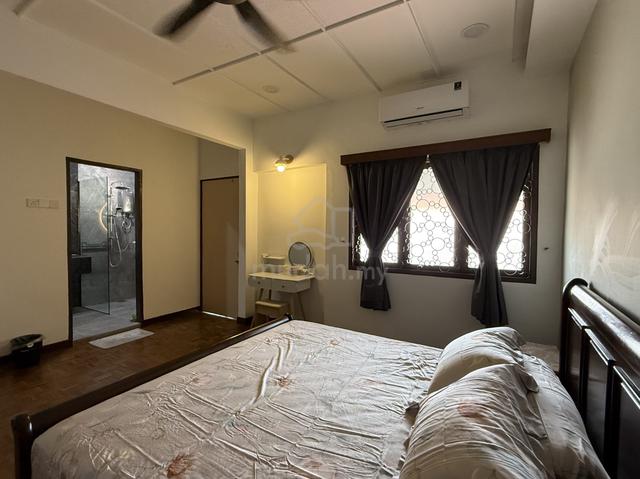 Premium New Master suite with, private balcony, car park @ Ss 2/20 1