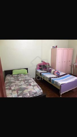 Room for rent in bungalow house 1