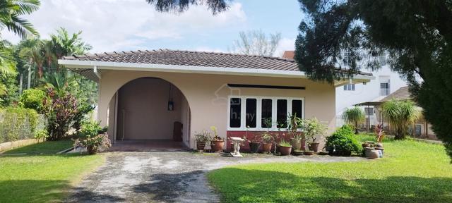 Single storey bungalow at Taman Westpool, Ipoh, Perak. 1