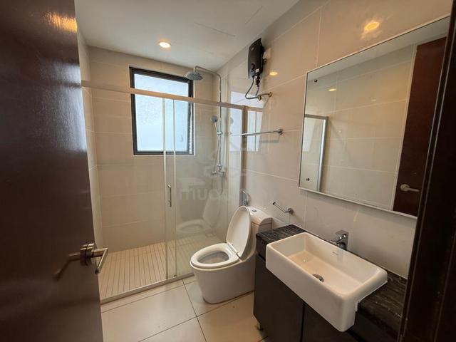 Master room w balcony/ Near CIQ/ JB Town/ All Race Welcome/Low Deposit 3