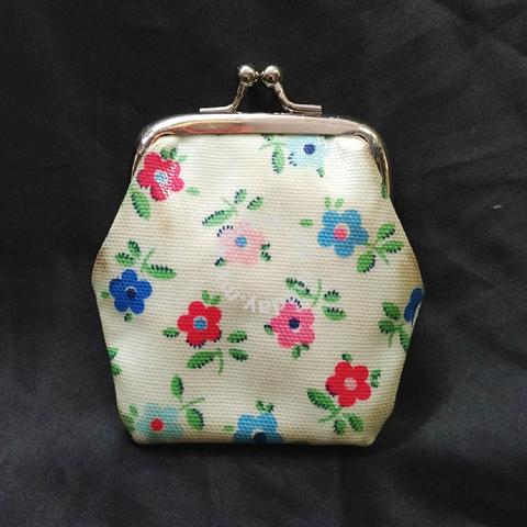 FLORAL DESIGN CABIN SIZE TROLLEY BAG FOR WOMEN -PAL001TC – www.soosi.co.in