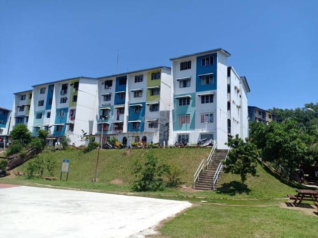 Flat Kelumpuk Kemunting, Blok C, Lelaki Macho 1
