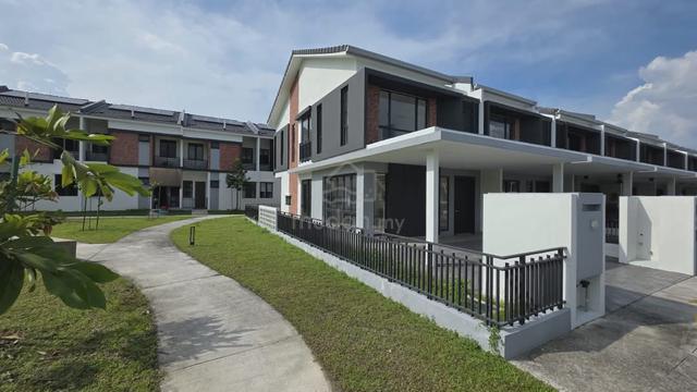 End lot 4 bedrooms, 7 feet outdoor garden 1