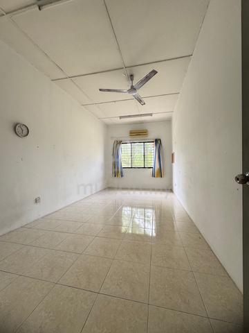 Big land side, Double Storey Terrace House Bandar Nusaputra Puchong 4