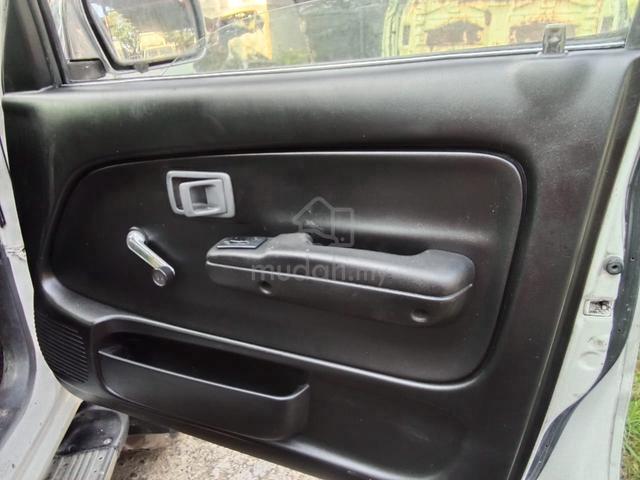 2004 Toyota HILUX 2.8 (M) - 5