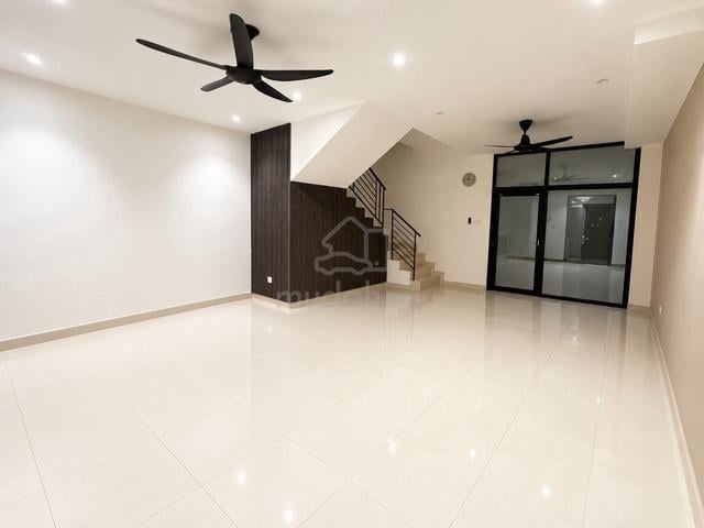 Rent/Senai Scientex Jaya /2.5 Storey /Partially Furnish / 1