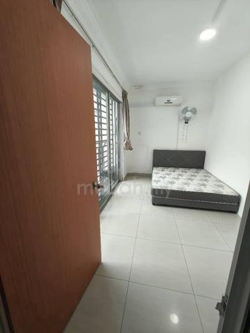 Suriamas suites / Balcony room / Low Deposit / to ciq 10 mins / Larkin 1