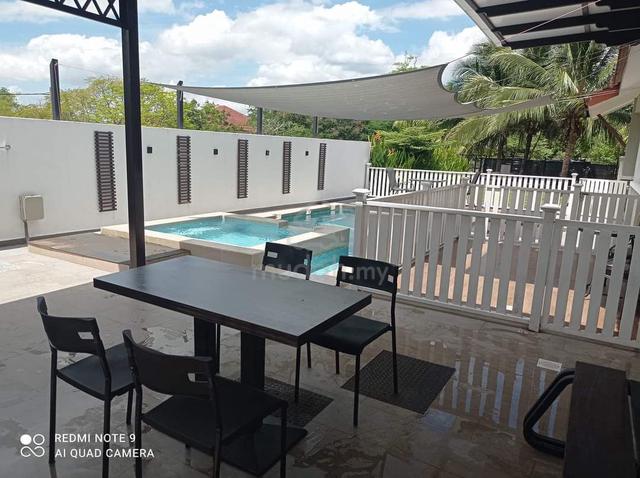 TMN TUNKU SARINA HOMESTAY CANTIK With SWIMMING POOL FOR SALE 1
