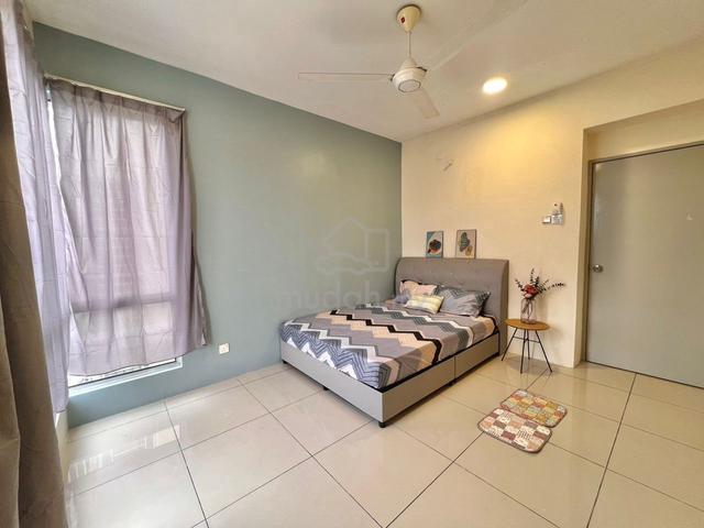 Medium Room for rent Pv20 Platinum Lake Condo LRT Klcc Columbia Tarumt 1