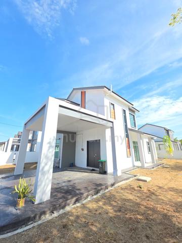 Large land area. 1.5 storey corner lot Bungalow Serai Wangi 1