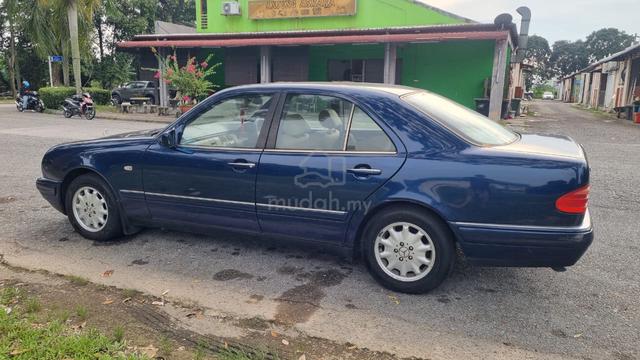 Mercedes Benz E230 CLASSIC (CKD) 2.3 (A) - 4