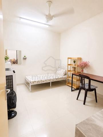 1 min Walk to Taman Paramount LRT 🚉 Middle Room For Rent 👸 Female On 1