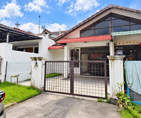 Taman Molek Renovated 1.5 Storey Terrace Freehold 3R2B 1