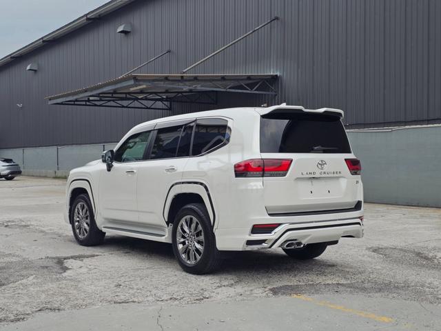 2022 Toyota LANDCRUISER 3.5 ZX BLACK INTERIOR - 4