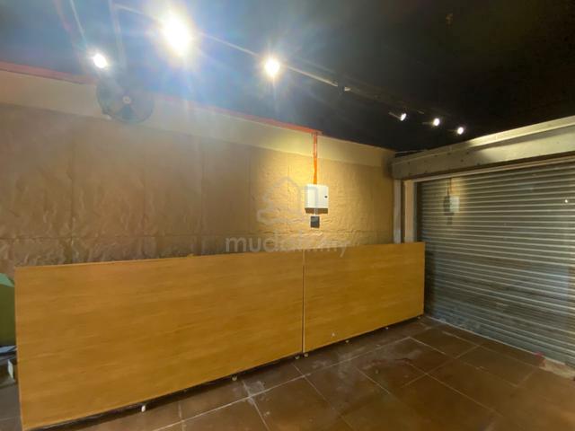 shop lot for rent larkin 1