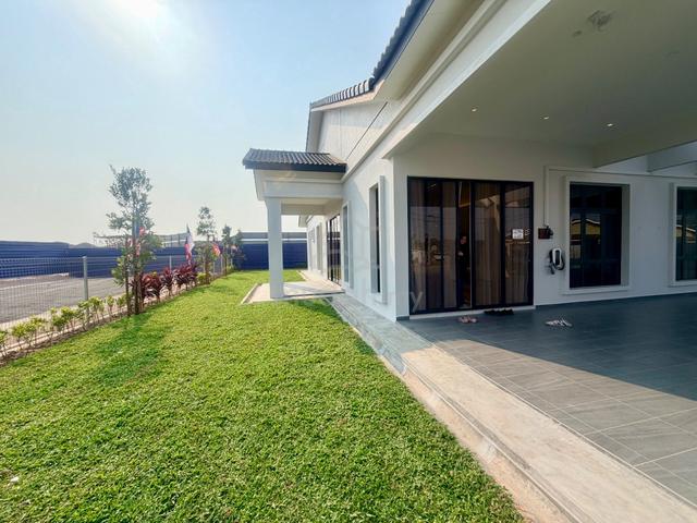 CASH BACK 0% Downpayment Freehold 22x75ft Single Storey Masjid Tanah 1
