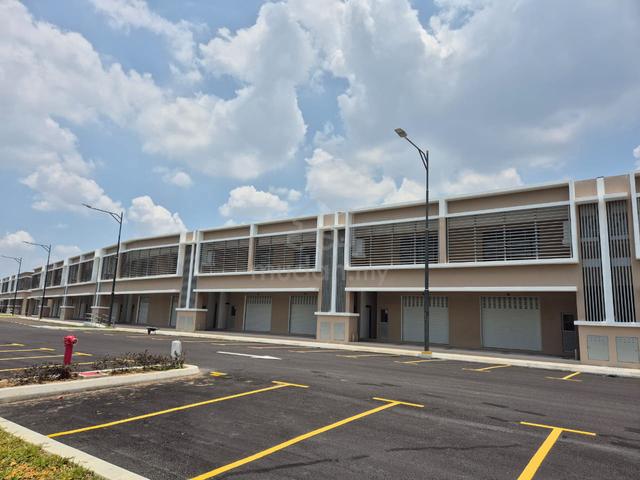 For sale 1.5sty Lakeside Boulavard shoplot, Puchong 1