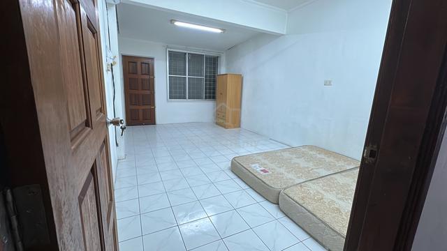 big room with balcony(near starbuck iramanis) 1
