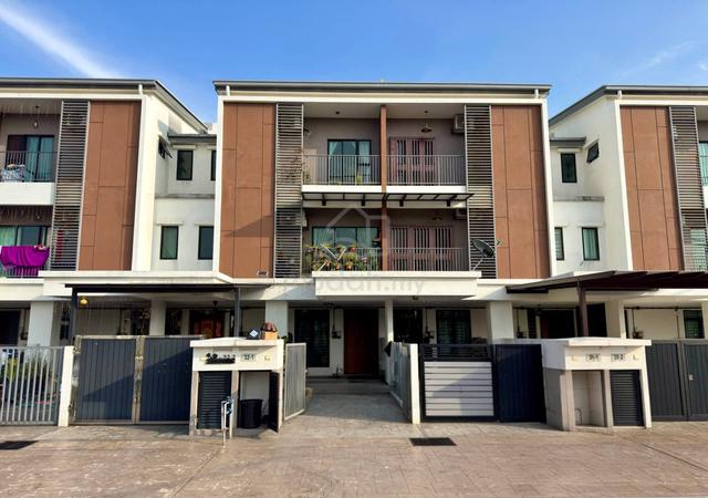 CHEAPEST + GOOD COMMUNITY Townhouse Elegan Residensi, Puchong 1