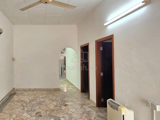 Single Storey Terrace House Land1874sf Well Maintained at Jelutong 1