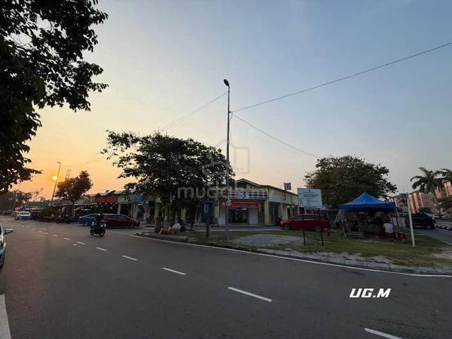 Bandar Botanic Shoplot For Sell Corner Unit Freehold ROI 3.8% Tenanted 1