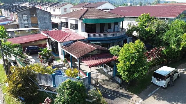 Banglo di Pekan Pengkalan Hulu 1