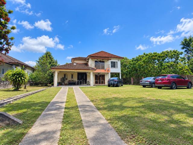Freehold Bungalow Big Land 7934sf @ Kelab Golf Bukit Beruntung 1