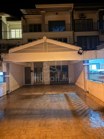 House offering a spacious and modern living environment 1