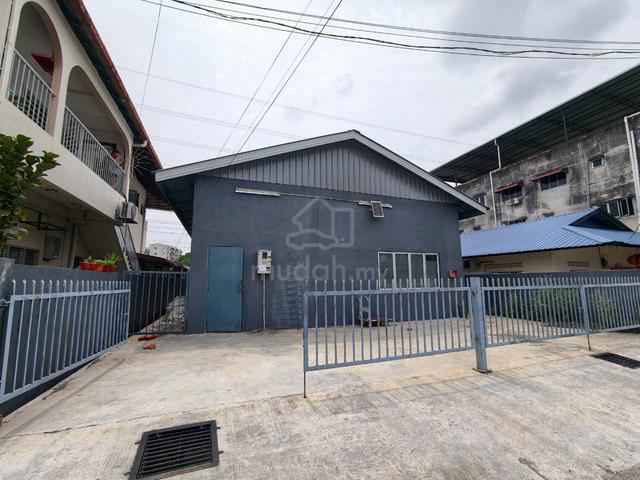 Single storey factory or warehouse with big land for rent in PJ 1