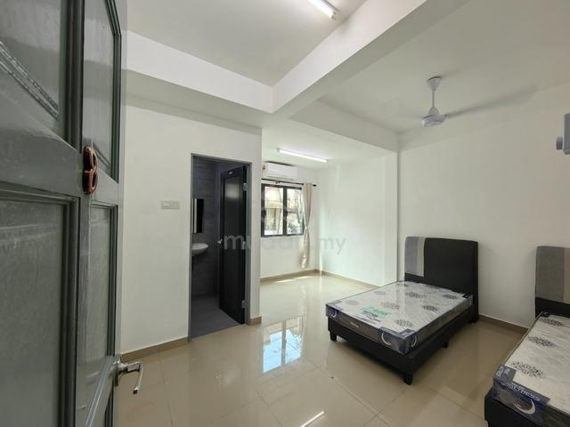 Large room with private bathroom (6 mins to MRT station) 1