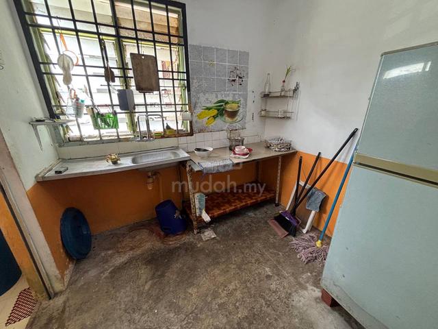 Taman Daya Jalan Pinang Flat 5
