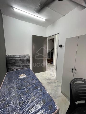 Bandar Kinrara 5 | Male Unit | Single & Medium Rooms Free Utilities 1