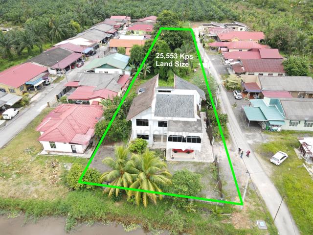 Banglo Beserta Tanah Yang Luas, 7 Blk 4 Blk Air, Bt Pahat, Johor 5