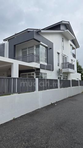 Newly renovated 2 1/2 storey, Rawang. (Nice for family home with pets) 1