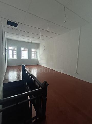 Double storey shophouse at Georgetown for rent 1