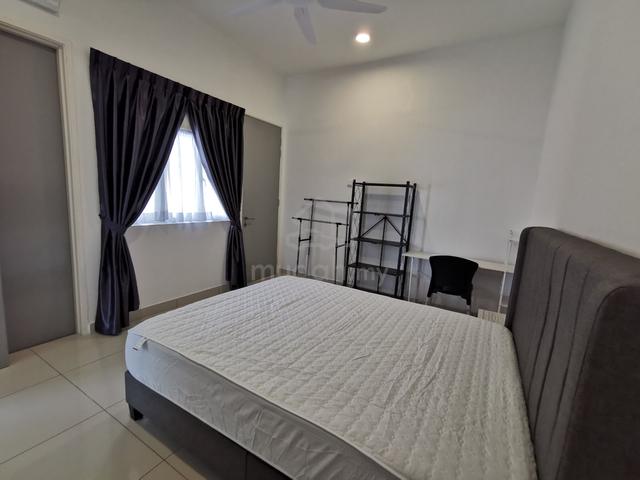 Master Bedroom with bathroom, Skysuites, walking distance to CIQ 1