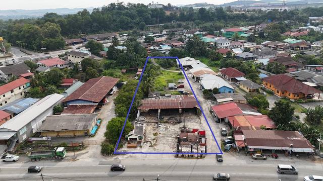 Facing Main Road | 450m to McDonald's Amverton 1