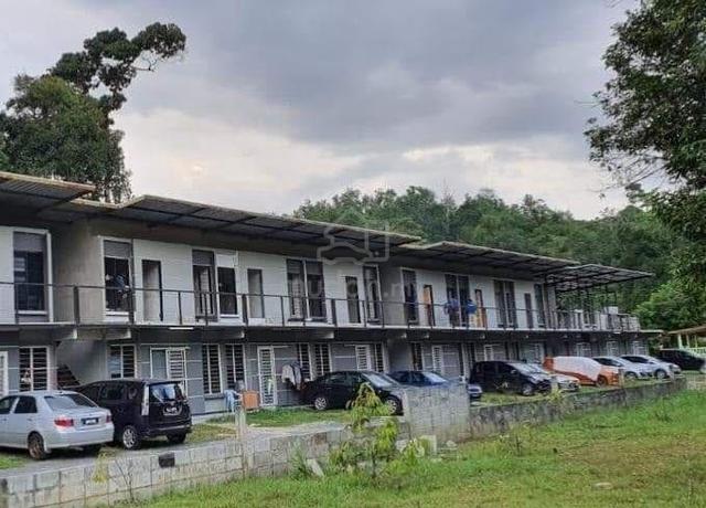 Townhouse Batu 10 Gombak Tingkat 1 Walk Up  2Room 1Bath 1Park. Selesa 1