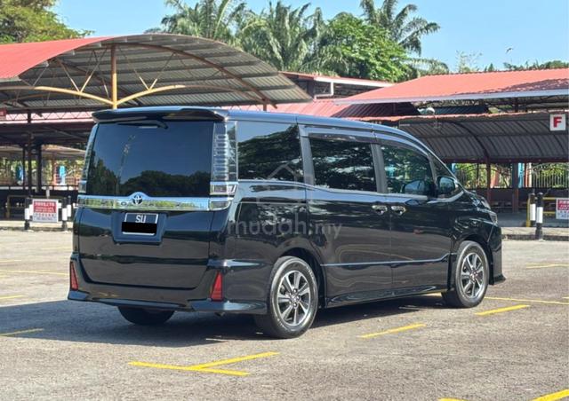 2018 Toyota VOXY V 2.0 (A) - 4