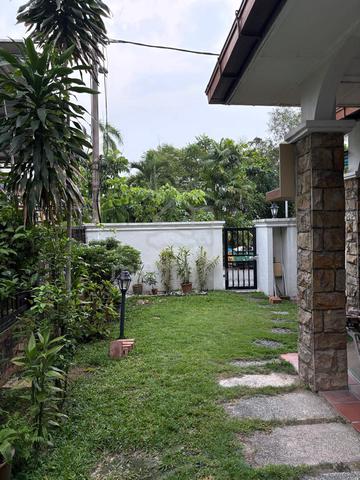 Rare Find! Beautiful Semi-D Facing Open Land–Unblocked View & Privacy 1