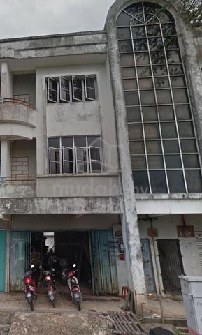 Kulai Sri Putri shoplot / warehouse / small factory lot for rent 1